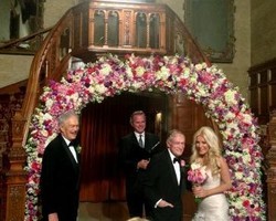 Model Seksi Pamer Foto Pernikahan dengan Bos Playboy