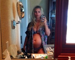 Jessica Simpson Pamer Kehamilan Anak Kedua di Twitter dengan Berbikini