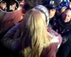 Taylor Swift & Harry 1D Rayakan Tahun Baru dengan Berciuman
