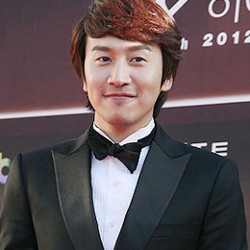 Celana Melorot, Lee Kwang Soo Pamer Underwear di Running Man