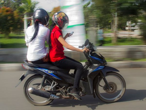 Naik Motor, Sempat-sempatnya Baca SMS