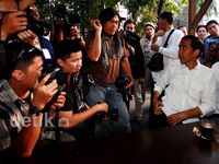 Jokowi Ngopi Bareng Pewarta Foto