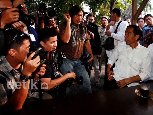 Jokowi Ngopi Bareng Pewarta Foto