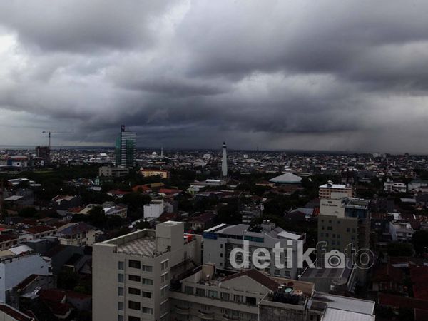 Mendung Gelayuti Makassar di Awal Tahun