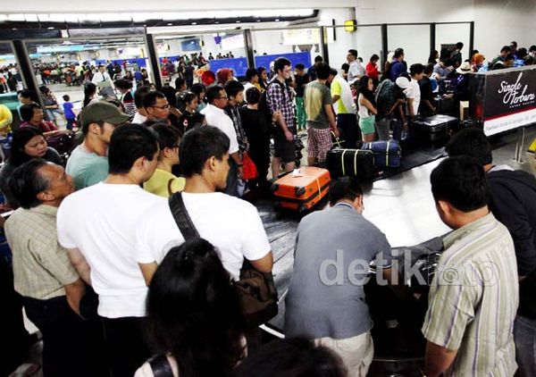 Libur Usai, Bandara Soetta Dipadati Penumpang