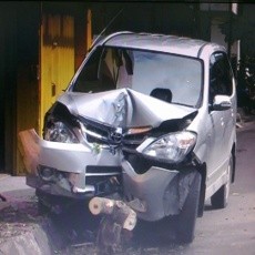 Sopir Ngantuk, Avanza Tabrak Pohon