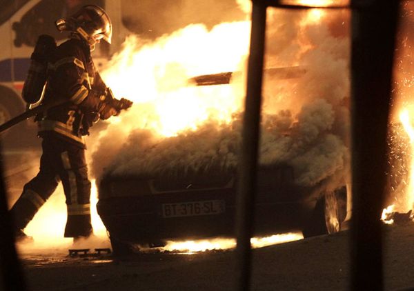 Tradisi Bakar Mobil di Prancis