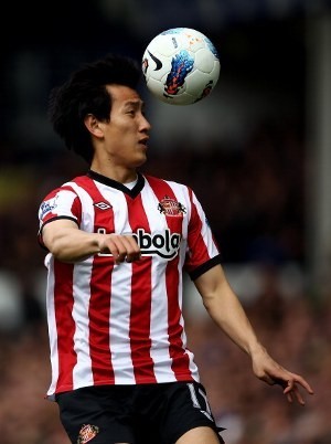 Augsburg Pinjam Penyerang Sunderland