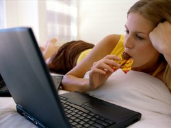 Ternyata Facebook Bikin Gemuk dan Makan Tak Sehat!