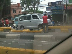 Bruuuk! Luxio Seruduk Pembatas TransJ di Warung Buncit