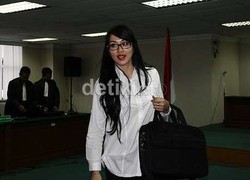 Angie Membela Diri, Jaksa Tetap pada Tuntutan