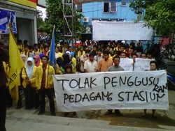 Ratusan Mahasiswa UI Demo Tolak Penggusuran Kios di Stasiun Pondok Cina