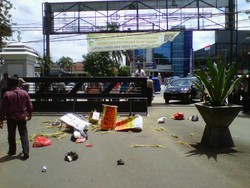 Protes Penggunaan APBD, Massa Lempar Sampah Busuk ke Balaikota Depok
