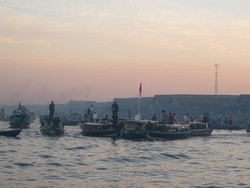 Duel Pasar Terapung Indonesia vs Thailand!