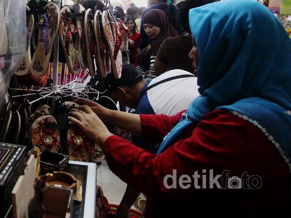 Berburu Oleh-oleh Kota Angin Mamiri