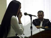 Bacakan Pledoi, Angie Menangis