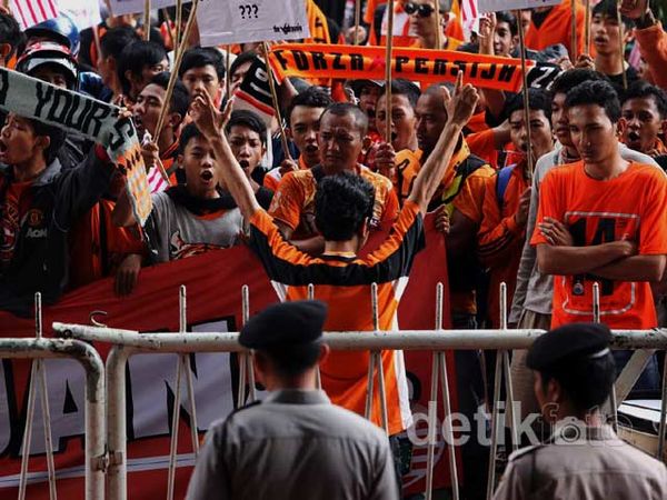 The Jak Mania Geruduk Kantor Persija