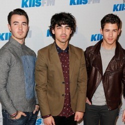 Luka Saat Nonton Konser, Penggemar Tuntut Jonas Brothers