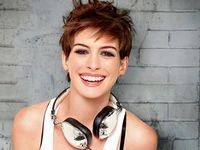 Senyum Lebar Anne Hathaway di Glamour