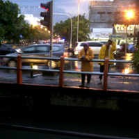 Walikota Risma Hujan-hujan Pantau Rumah Pompa