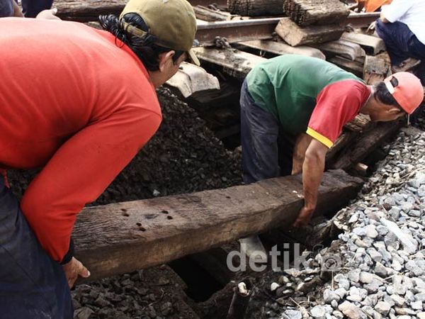 Perbaikan Perlintasan KA yang Ambrol