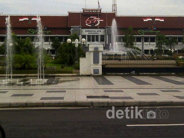 Air Mancur Percantik Kantor Walikota Surabaya
