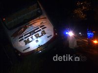 Tabrak Kontainer, Bus Mira Nyungsep Parit