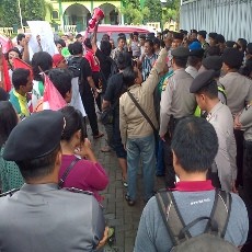 Unjuk Rasa Anti Minimarket Berjaringan Berakhir Bentrok