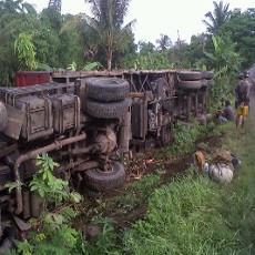 Rem Blong, Truk Muat Pasir Silika Terguling Nyaris Masuk Jurang