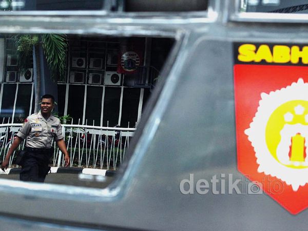 Brimob Jaga Kantor Persija