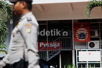 Sejak pukul 09.00 WIB, ratusan anggota Brimob telah siaga di depan kantor Persija Jakarta.