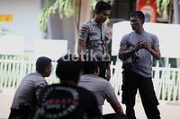 Anggota pasukan Brimob dari Polda Metro Jaya, tengah berjaga-jaga di depan kantor Persija Jakarta, yang berada di Pintu VII, Stadion Utama Gelora Bung Karno Senayan, Jakarta.