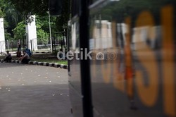 Menunggu aksi demo para suporter The Jak Mania, tiga anggota pasukan Brimob berjaga-jaga sambil mengobrol di depan kantor Persija.
