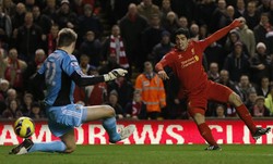 Luis Suarez mencetak dua gol. REUTERS/Phil Noble.