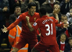 Raheem Sterling merayakan golnya bersama Luis Suarez. REUTERS/Phil Noble.