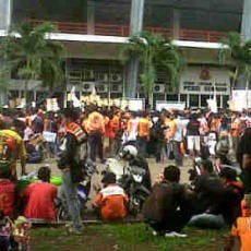 Kecewa pada Manajemen, The Jakmania Mendemo Markas Timnya