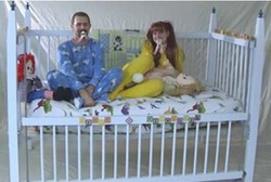 Bayi-bayi Tua, Sudah Dewasa Tapi Masih Suka Pakai Popok dan Ngedot