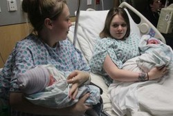 Kembar Ganda, Saudara Kembar Identik Ini Melahirkan di Hari yang Sama