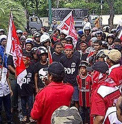 Di Tengah Hujan, Puluhan Kader PDP Demo KPU