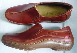 Polisi Panggil Distributor Terkait Label Halal pada Sepatu Kulit Babi