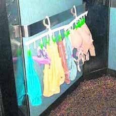 Astaga! Pakaian Dalam Bergelantungan di Lift Apartemen Singapura