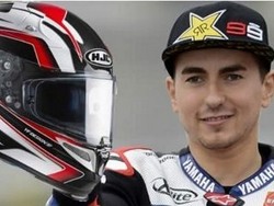 Lorenzo Kini Pakai Helm Korea