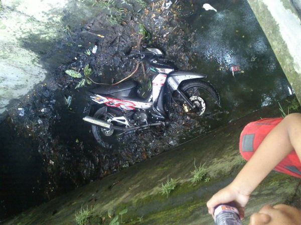Motor Jatuh ke Parit Motor Jatuh ke Parit