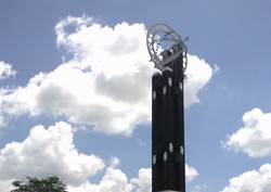 Bayangan Bisa Hilang Saat Berdiri di Tugu Khatulistiwa!