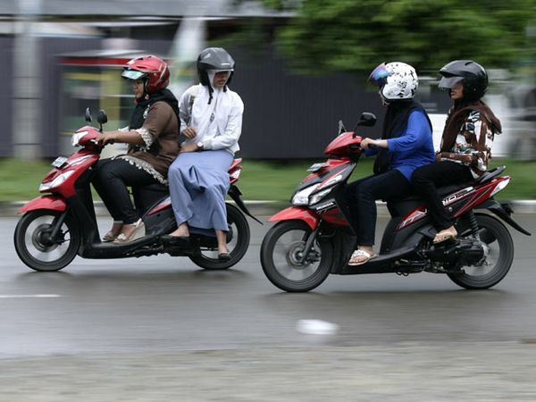 Dilarang Ngangkang saat Dibonceng Motor