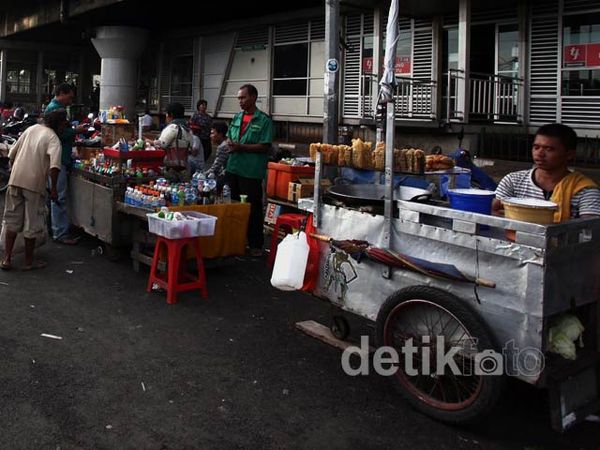 PKL Tumbuh Subur di Terminal Kampung Melayu