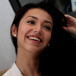 Foto Nipple Slip Velove Fexia Diunggah oleh Yasmine Wildblood