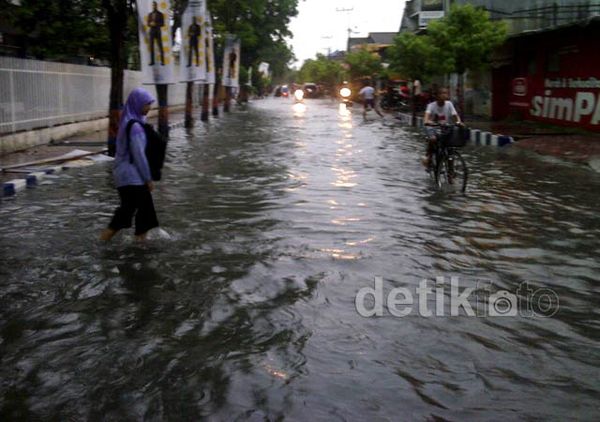 Berjibaku Melawan Banjir di Bojonegoro