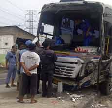 Bus Sumber Selamat Vs Truk Trailer, 4 Penumpang Luka