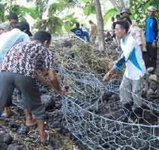 Takut Banjir Susulan, Warga Ramai-ramai Pasang Bronjong